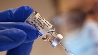 Mittlerweile sind laut der Weltgesundheitsorganisation WHO rund 67 Prozent der Menschen vollständig gegen Sars-CoV-2 geimpft.