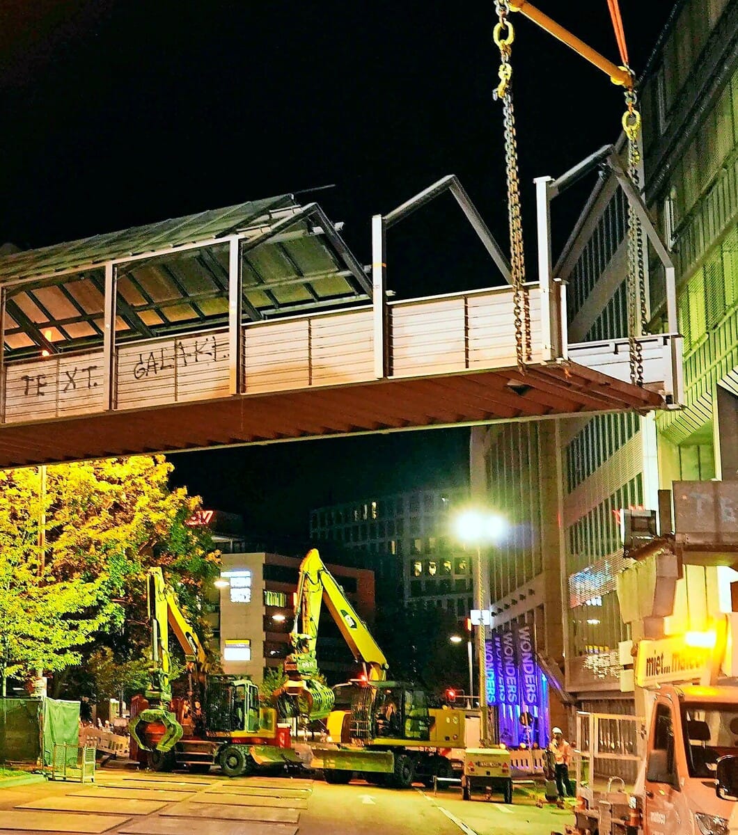 In der Nacht auf Samstag wurde der  Fußgängersteg über die Friedrichstraße abgebaut.
