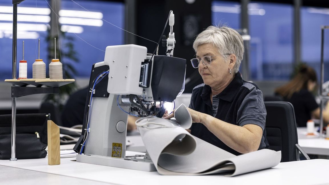 In der Mercedes Manufaktur werden die Sitze per Nähmaschine gefertigt.