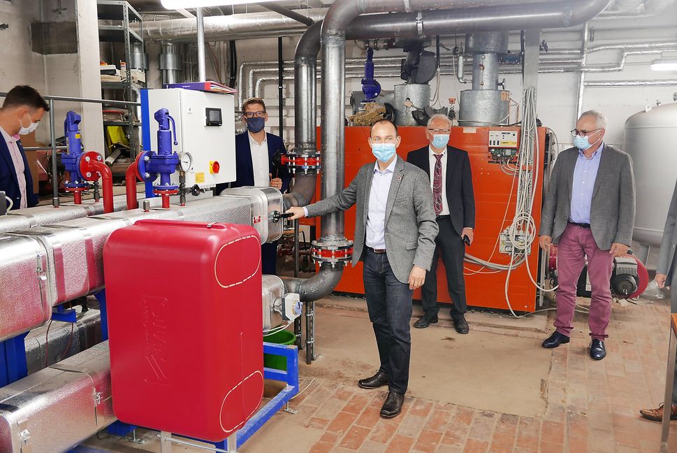 Das Heizwasserventil brauchte OB D. Stefan Belz 8mit  den CCBS-Geschäftsführern Thomas Fenzl und Georg Sommer, sowie Karl-Peter Hoffmann, Geschäftsführer der Sindlefinger Stadtwerke; im Hintergrund von links)nnicht mehr zu öffnen, seit dem frühen Dienstag wird die Böblinger Kongresshalle mit Fernewärme versorgt. Bild: Jung