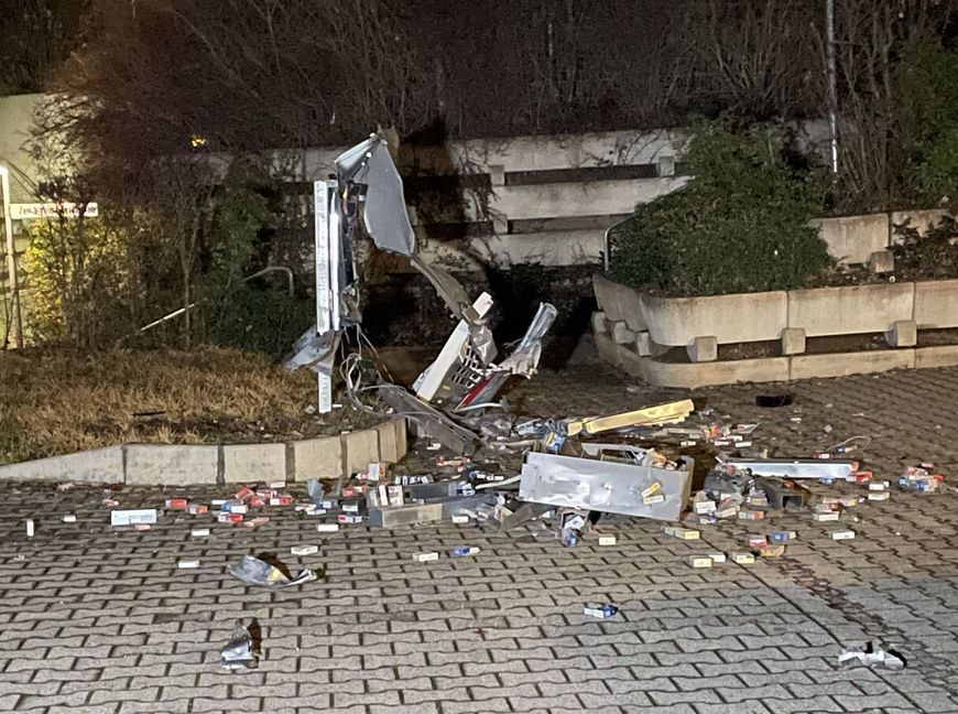 Überall liegen noch Zigarettenschachteln herum, ob die Täter auch welche entwendet haben, ist unter anderem noch Gegenstand der Ermittlungen. Bild: SDMG/Dettenmeyer