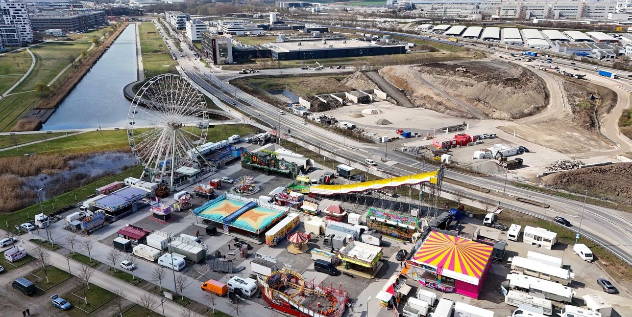 Noch bis Sonntag gastiert die Kirmes auf dem Flufeld.
 Bild: Dettenmeyer/A