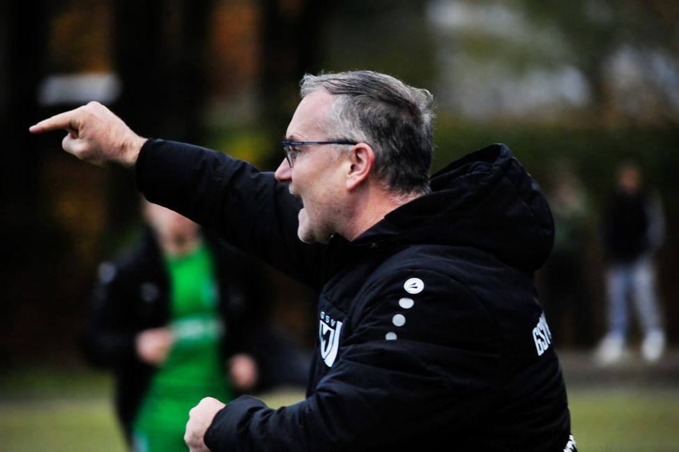 Da geht es zum ersten Heimsieg. Maichingens Trainer Thomas Wohland gibt die Richtung im Spiel gegen die SV Böblingen vor. Bild: photostampe/A