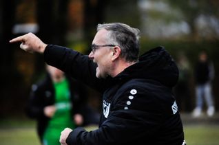 Da geht es zum ersten Heimsieg. Maichingens Trainer Thomas Wohland gibt die Richtung im Spiel gegen die SV Böblingen vor. Bild: photostampe/A