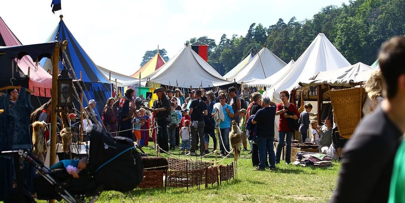 Beim Mittelaltermarkt der Ritterspiele in Mönsheim können Besucher zwischen Zelten, Handwerksständen und Gauklern in die Welt des Mittelalters eintauchen. Bild: Reitschule Popp