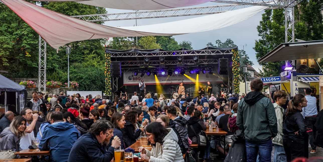 Auf verschiedenen Bühnen gibt es Musik, Tanz, Vorführungen und vieles mehr.