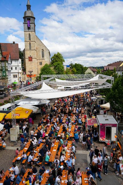 Unter Sonnensegeln lässt sich auf dem Marktplatz gemütlich feiern.