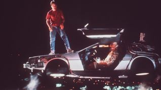 In "Zurück in die Zukunft" wird der von Michael J. Fox verkörperte Held Marty McFly - mit Hilfe eines umgebauten Sportwagens vom Typ DeLorean DMC-12 - aus dem Jahr 1985 ins Jahr 1955 katapultiert.