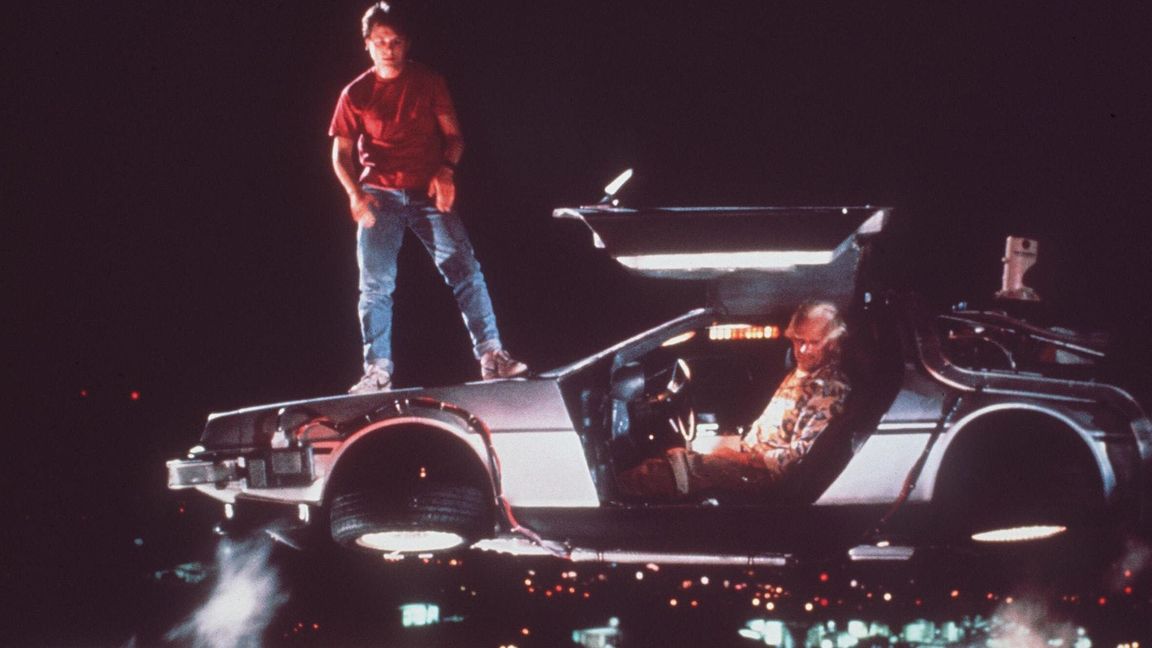 In "Zurück in die Zukunft" wird der von Michael J. Fox verkörperte Held Marty McFly - mit Hilfe eines umgebauten Sportwagens vom Typ DeLorean DMC-12 - aus dem Jahr 1985 ins Jahr 1955 katapultiert.