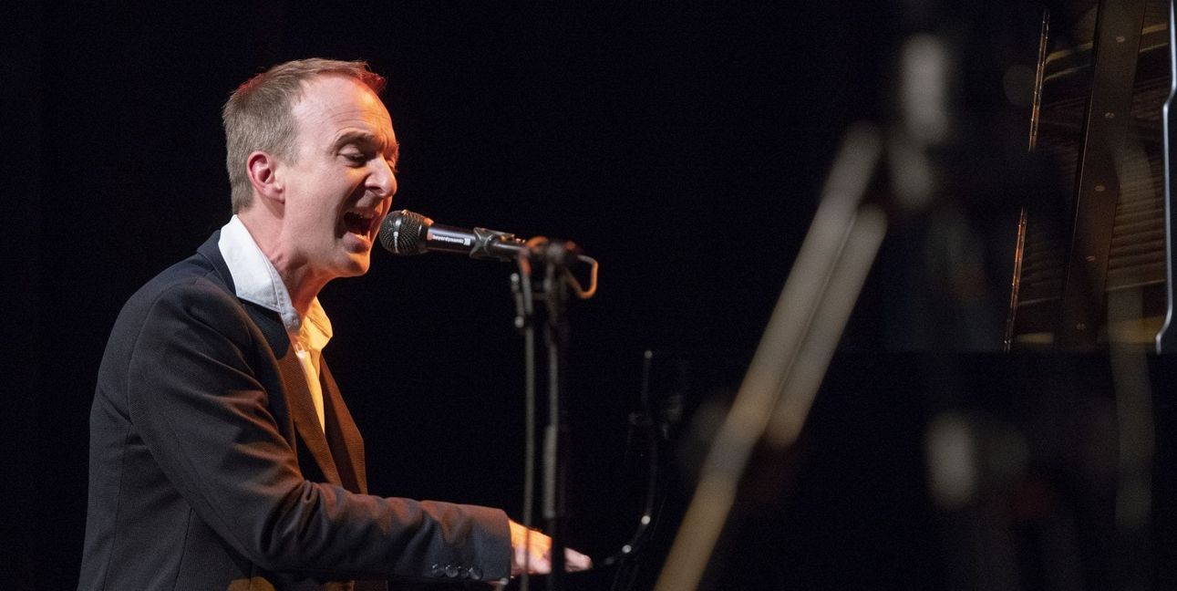 Patrick Bopp alias Memphis der Vocalband „Füenf“ gibt den musikalischen Moderator am Klavier.