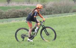 Lisa Brandau  testet ihr neues Mountainbike. Merida-Räder werden bei MCG in Magstadt für den Weltmarkt entwickelt.