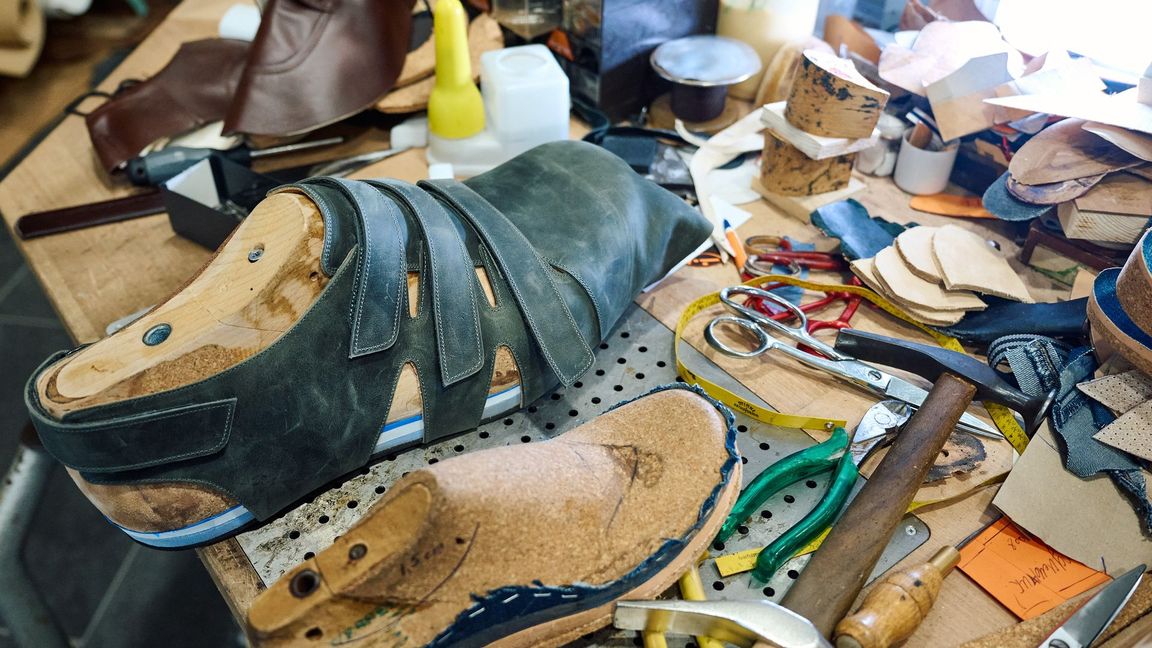 Die Schuhmacherwerkstatt von Georg Wessel in Vreden versorgt Jeison Rodriguez und andere Riesenwüchsige seit vielen Jahrzehnten mit passendem Schuhwerk.