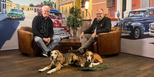 Tierisch geht es zu, wenn Kreisjägermeister Claus Kissel (rechts) die Kreisjägervereinigung Böblingen im Stadtgespräch Böblingen mit Hans-Jörg Zürn (Sindelfinger Zeitung/Böblinger Zeitung) vorstellt. Zum Gespräch unter anderem über das 100jährige Jubiläum des Vereins brachte er seine beiden Hunde Bonnie und Elvis mit.