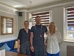 Bild von links: Katerina Lytra (Managerin), Ilias Muca (Koch), Lila Liotov (Chefin). Bild: Christel