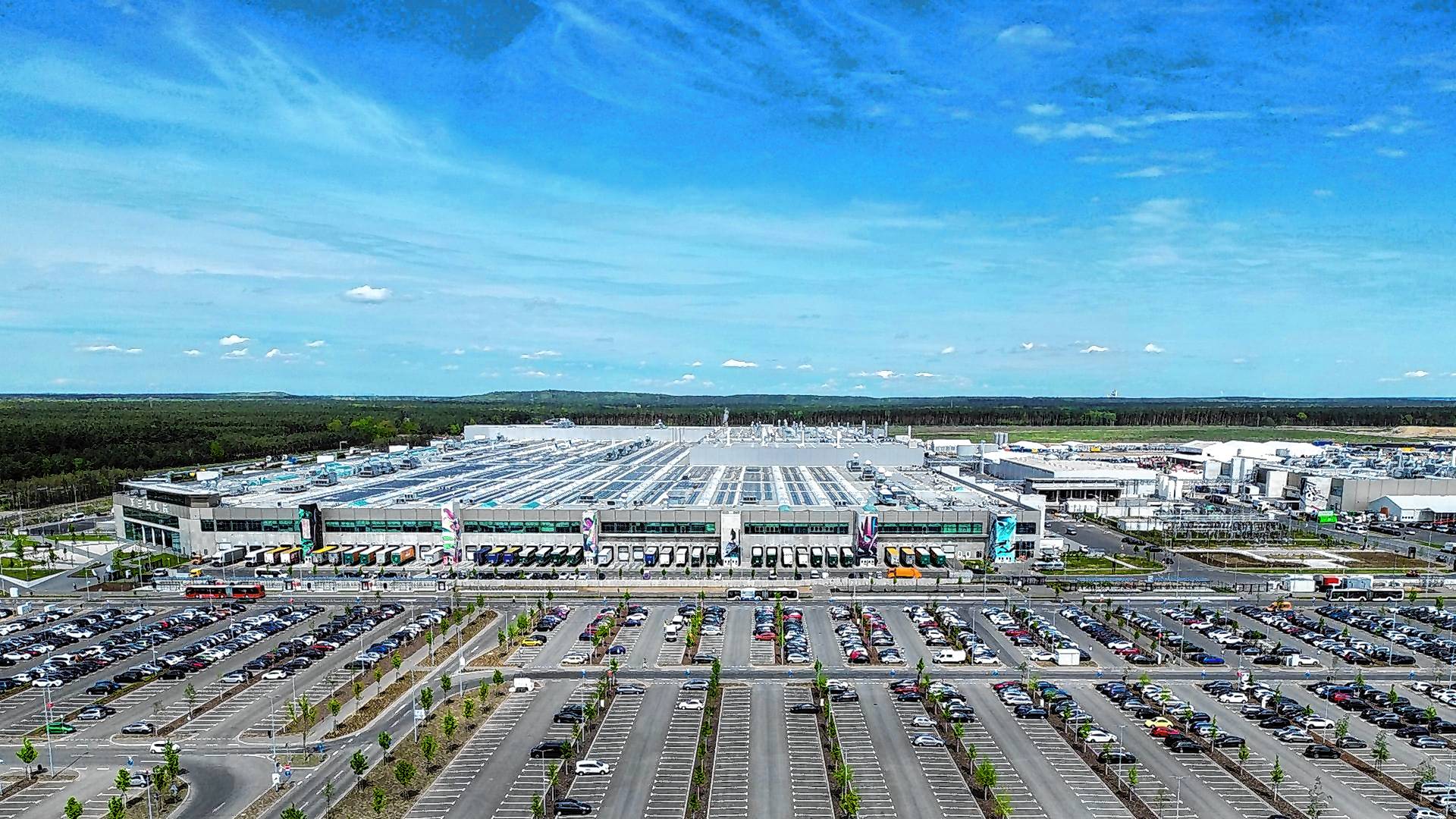 Der Parkplatz vor dem Haupteingang zum Tesla-Werk.