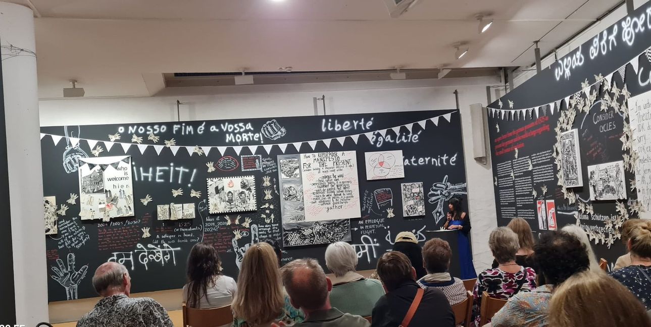 Die indische Künstlerin Deepika  Arwind bei der Vernissage am Rednerpult.