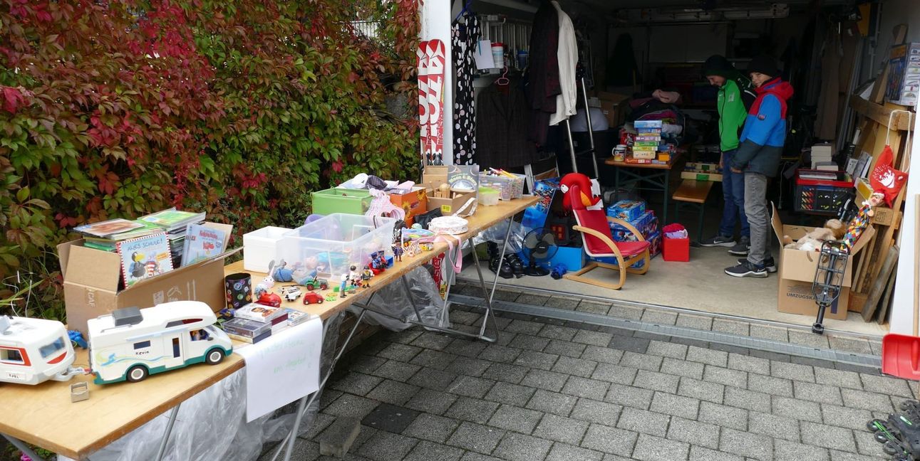 Die Garage der Familie Schmenger, voll mit Sachen der Söhne.
