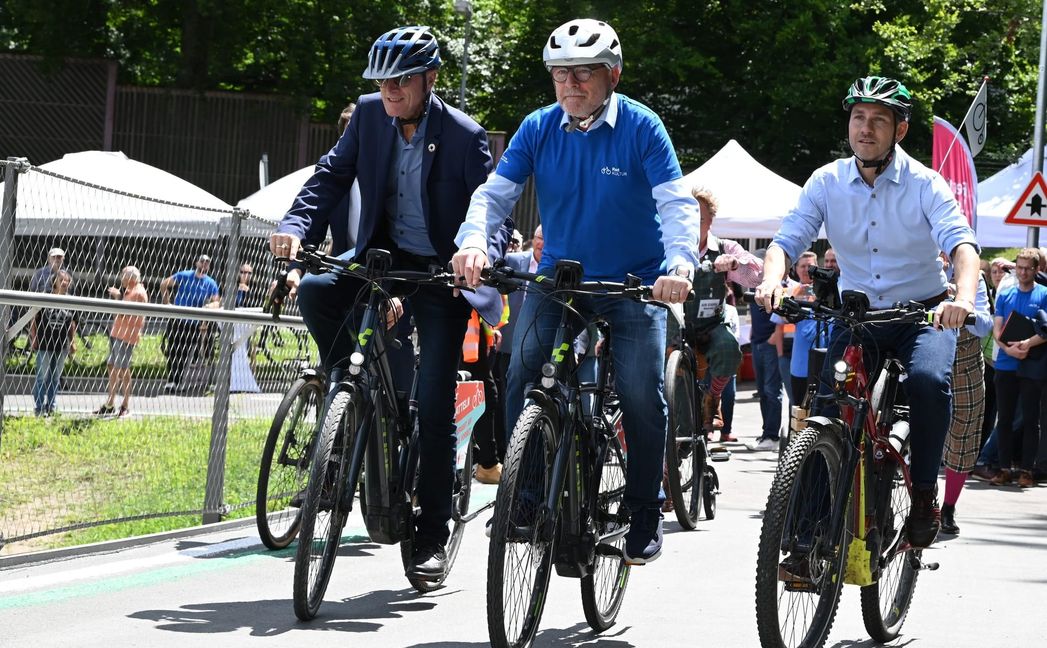 Testfahrt auf der neuen Brücke: Landrat Roland Bernhard, Verkehrminister Winfried Hermann und der Böblinger Oberbürgermeister Dr. Stefan Belz (von links).