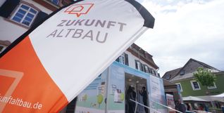 Das Sanierungsmobil steht am Samstag in der Gartenstraße gegenüber des Grünen Platzes in Sindelfingen. Bild: z