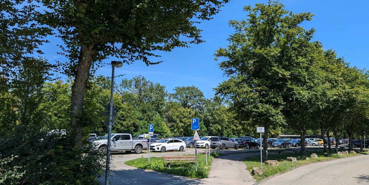 An heißen Sommertagen ist der Parkplatz des Waldfreibades von Autos von Besucherinnen und Besuchern meist gefüllt. In den Wintermonaten bietet er Raum für 48 Stellplätze für Wohnmobile und Wohnwagen.
