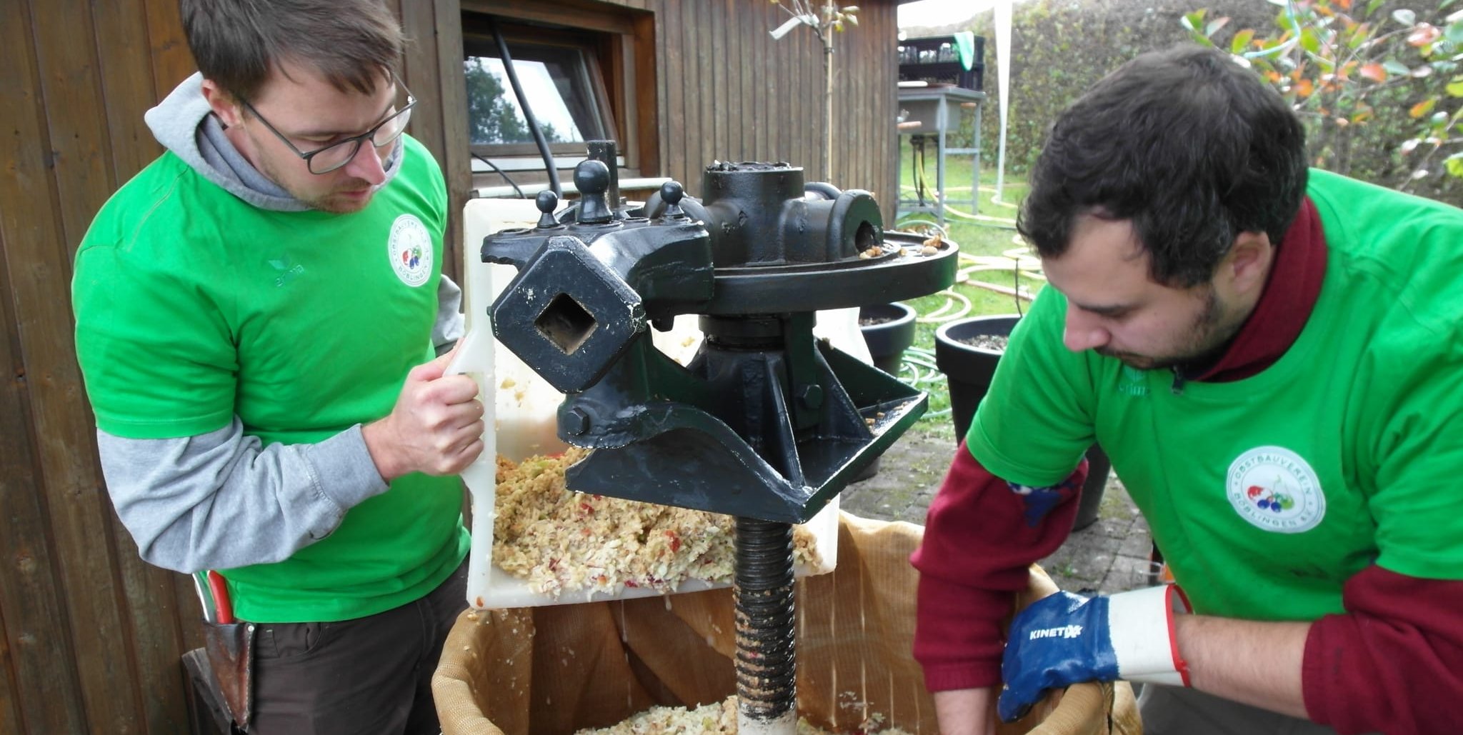 Gartenwart Florian Gohl und Pressewart Roman Güven (von
links) haben bei der siebten Auflage des vom Obstbauverein Böblingen veranstalteten Mostfestes in deren Obstgarten am Furtrain mit einer historischen Presse gezeigt, wie aus 400 Kilo Äpfeln 300 Liter Süßmost gewonnen werden.