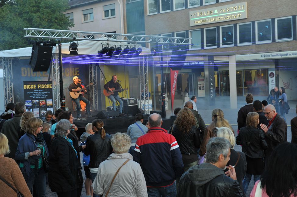 Auf der Marktplatzbühne spielt am Feuerabend die Band „Dicke Fische“. Dazu gibt es passend eine 3-D-Lasershow.
Bild: Stampe