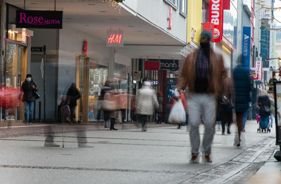 Werden die deutschen Innenstädte bald wieder leer von Menschen sein? Derzeit wird über einen härteren Lockdown diskutiert.

Foto: dpa/Oliver Dietze