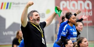 Trainer Mischa Herok reißt die Arme hoch. Die Frauen der HSG Böblingen/Sindelfingen gewinnen auch ihr zweites Oberligaspiel. Bild: photostampe