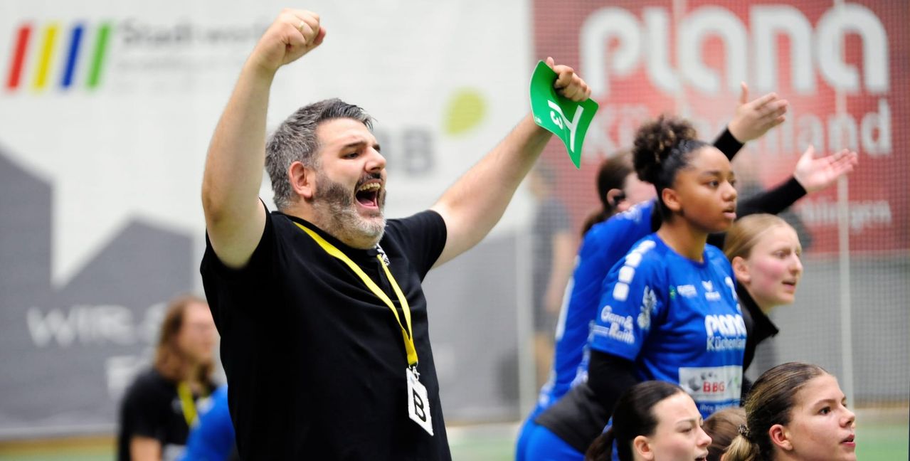 Trainer Mischa Herok reißt die Arme hoch. Die Frauen der HSG Böblingen/Sindelfingen gewinnen auch ihr zweites Oberligaspiel. Bild: photostampe