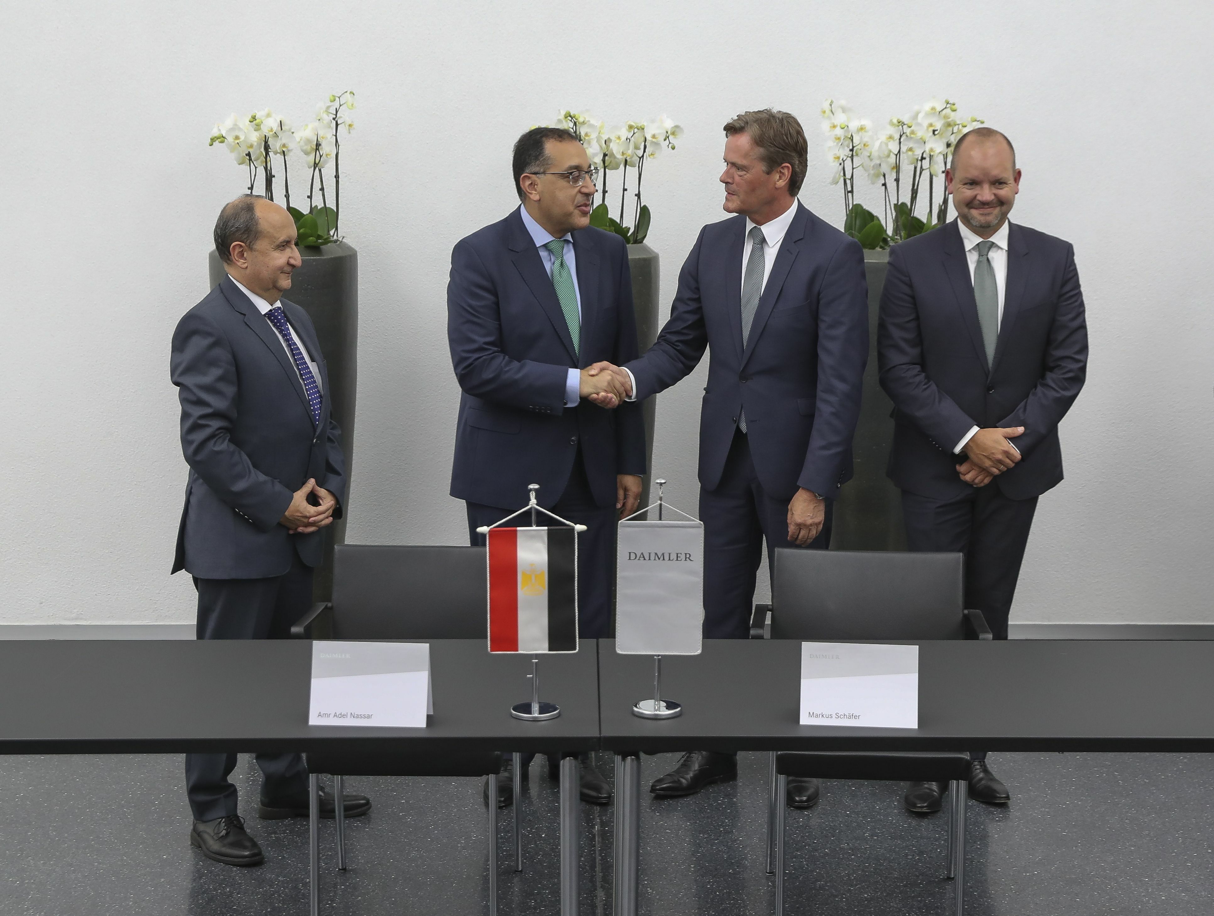 Mercedes-Benz Cars hat gemeinsam mit der ägyptischen Regierung eine Absichtserklärung für eine lokale Montage von Mercedes-Benz Pkw in Ägypten unterzeichnet: (v.l.n.r.) H.E. Eng. Amr Adel Nassar, Minister für Handel und Industrie, H.E. Mostafa Kemal Madbouly, Premierminister der Arabischen Republik Ägypten, Markus Schäfer, Vorstandsmitglied der Daimler AG, verantwortlich für Konzernforschung und Mercedes-Benz Cars Entwicklung sowie Jörg Burzer, Mitglied des Bereichsvorstands Mercedes-Benz Cars, Produktion und Supply Chain. Dies ist das Ergebnis  erfolgreicher Gespräche mit der ägyptischen Regierung.
Mercedes-Benz Cars and the Egyptian government have signed a Memorandum of Understanding for local assembly of Mercedes-Benz passenger cars in Egypt: (f.l.t.r.) H.E. Eng. Amr Adel Nassar, Minister of Trade and Industry, H.E. Mostafa Kemal Madbouly, Prime Minister of the Arab Republic of Egypt, Markus Schäfer, member of the Daimler AG Board of Management for Group Research and Mercedes-Benz Cars Development and Jörg Burzer, Executive Board member Mercedes-Benz Cars, Production and Supply Chain. This is the result of successful discussions with the Egyptian government.