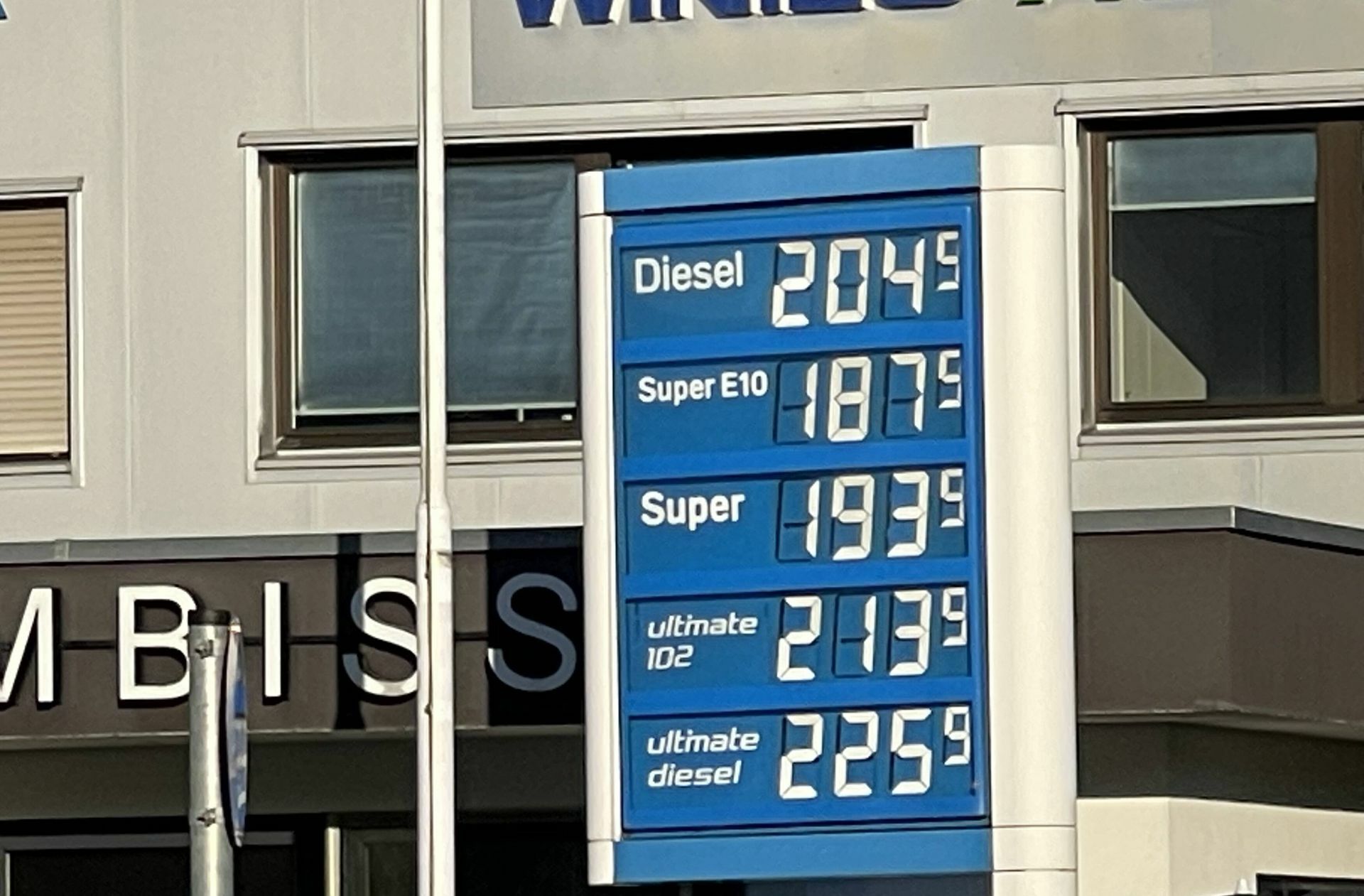 Auch im Juni bleibt viel Sprit teurer als zwei Euro.