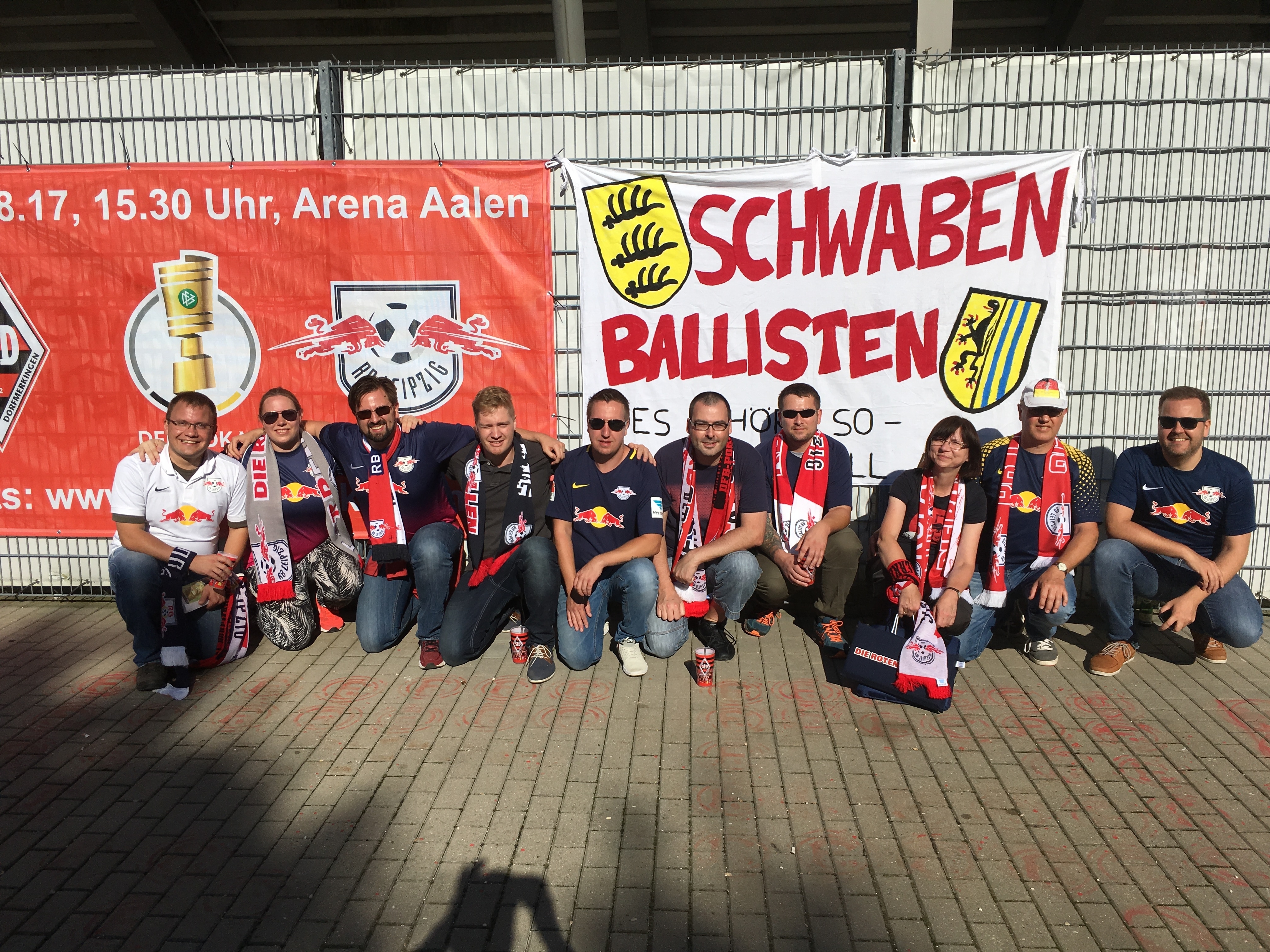 Der Gärtringer Enrico Sommerweiß (links) und Matthias Busse aus Weil im Schönbuch (Dritter von links) auf Auswärtstour mit RB Leipzig. Das Bild zeigt den Fanclub vor ein paar Jahren beim DFB-Pokalspiel in Dorfmerkingen.    Bild: z