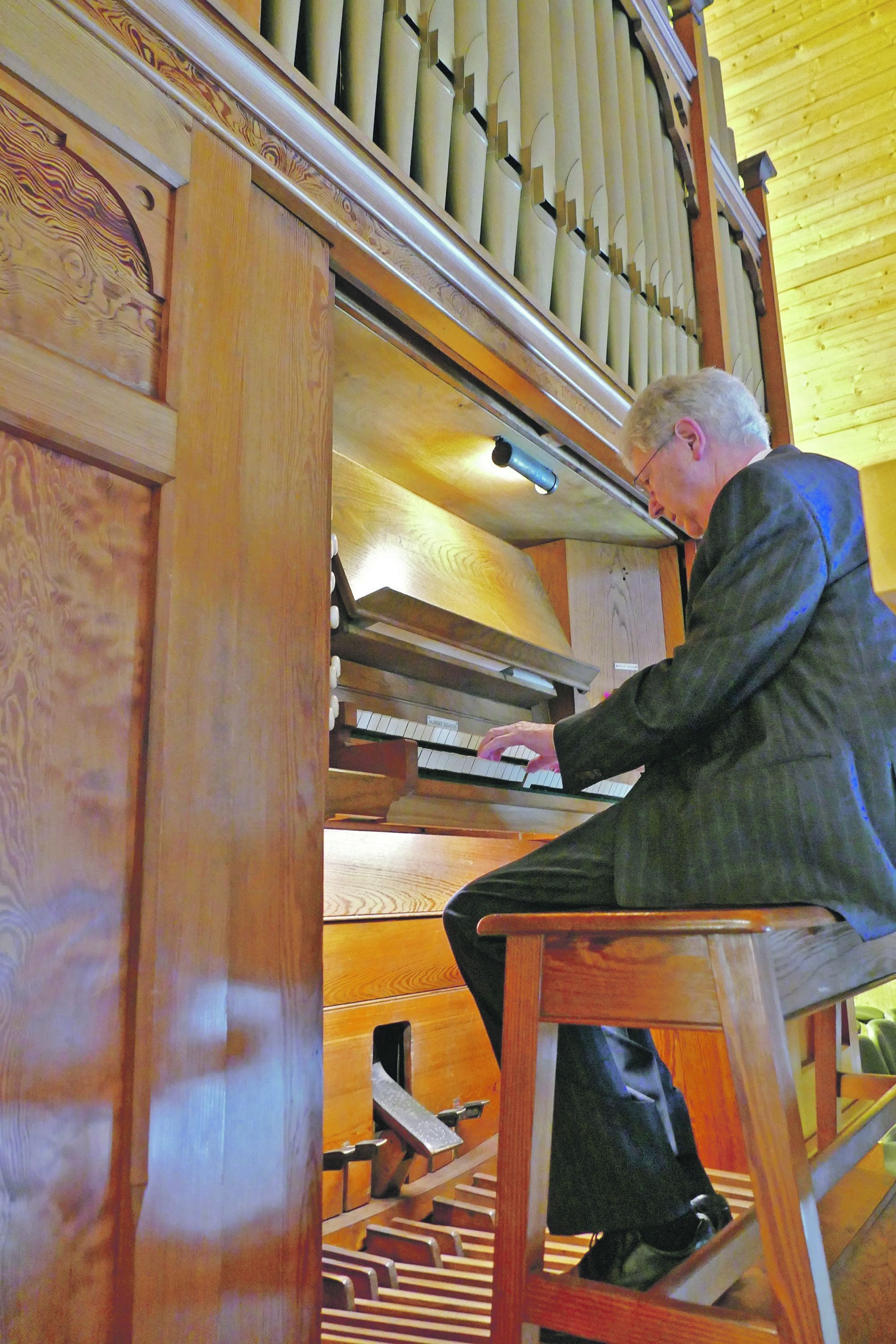 Orgel-Fachmann Prof. Volker Lutz hat die neue Orgel der Sindelfinger Johanneskirche geprüft.  Bild: Lück
