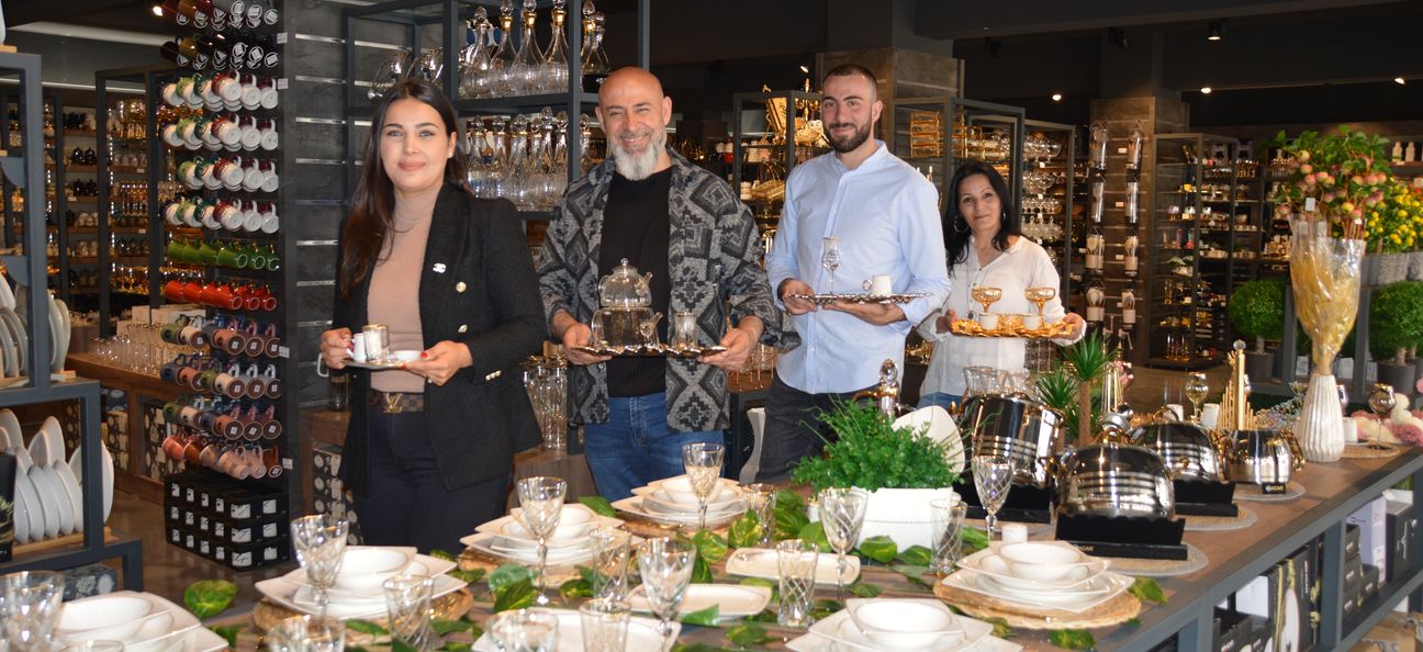 Die Assistentin Berrak Isleyen, die beiden Chefs Cihan und sein Sohn Alperen Aydin sowie die Filialleiterin Gülsen Turbil freuen sich auf die Eröffnung am Samstag (von links). Bild: Wegner