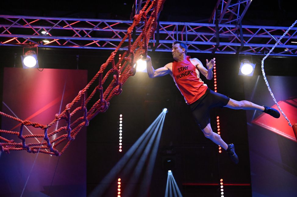 In der Show bezwang Dr. Holger Osthus einige Hindernisse. Ninja Warrior wird freitags um 20.15 Uhr auf RTL ausgestrahlt⋌Bild: RTL / Markus Hertrich