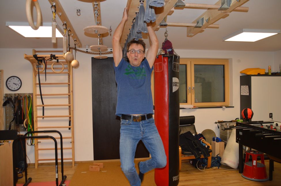 Dr. Holger Osthus hat einen Kellerraum in einen Trainings-Parcours verwandelt Bild: Elbers