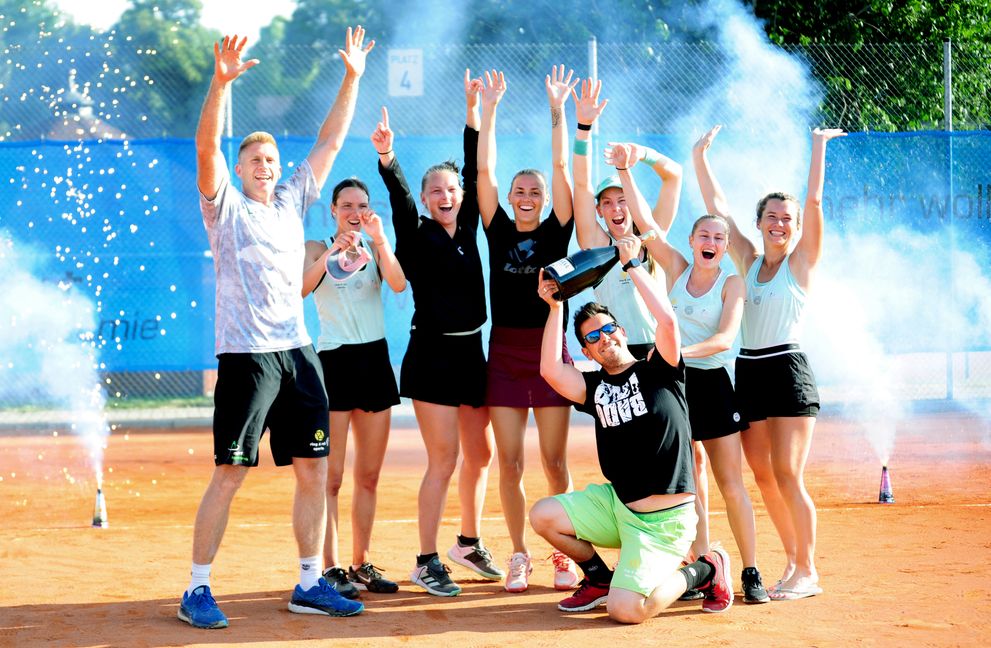 Die Tennis-Damenmannschaft des VfL Sindelfingen um Cheftrainer Daniel Merkert (links) steigt souverän in die 1. Bundesliga auf. Bild: photostampe