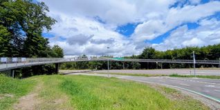 Kreuzungsfrei über die Straße.