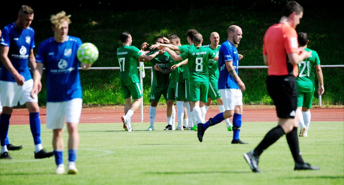 Die Maichinger jubeln über den 1:0-Siegtreffer von Michael Deutsche in der 37. Minute.