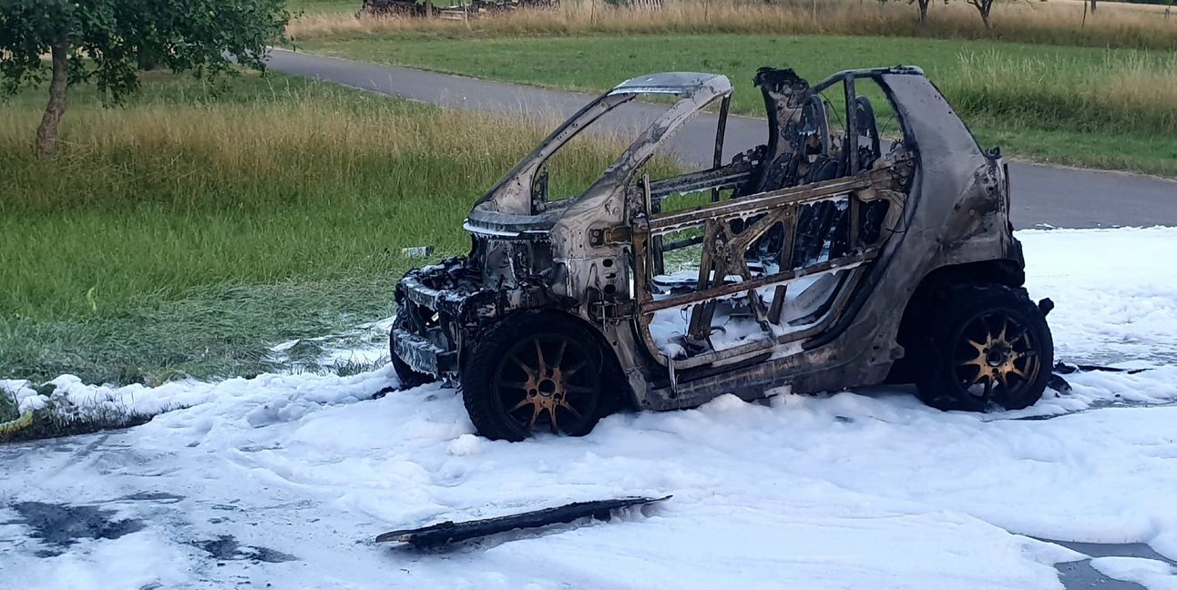 Von dem Kleinwagen ist fast nichts übrig geblieben. Bild: SDMG / Dettenmeyer