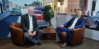 Tobias Heizmann (rechts) erläutert im Stadtgespräch Böblingen mit Hans-Jörg Zürn (Sindelfinger Zeitung/Böblinger Zeitung seine Aufgaben und Ziele als Erster Bürgermeister der Stadt Böblingen.