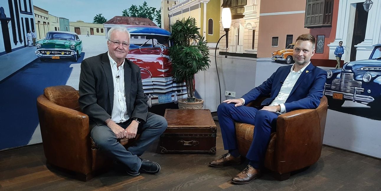 Tobias Heizmann (rechts) erläutert im Stadtgespräch Böblingen mit Hans-Jörg Zürn (Sindelfinger Zeitung/Böblinger Zeitung seine Aufgaben und Ziele als Erster Bürgermeister der Stadt Böblingen.