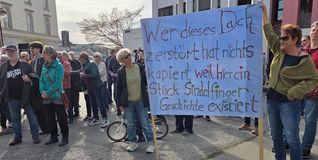 Sindelfinger demonstrieren vor dem Rathaus für den Erhat des Badezentrums.