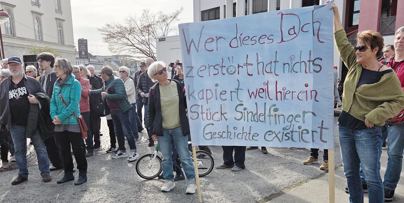 Sindelfinger demonstrieren vor dem Rathaus für den Erhat des Badezentrums.