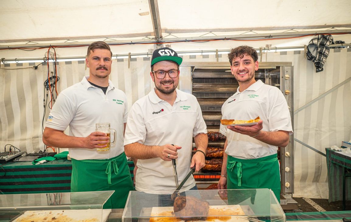 Jannis Grieb, Patrick Heinemann und Lirim Alili (von links) servieren den Spießbraten.