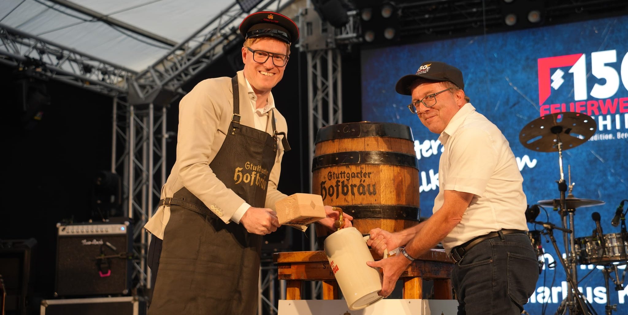 Ein Schlag reicht: OB Markus Kleemann (links) und Ortsvorsteher Wolfgang Stierle beim Fassanstich.