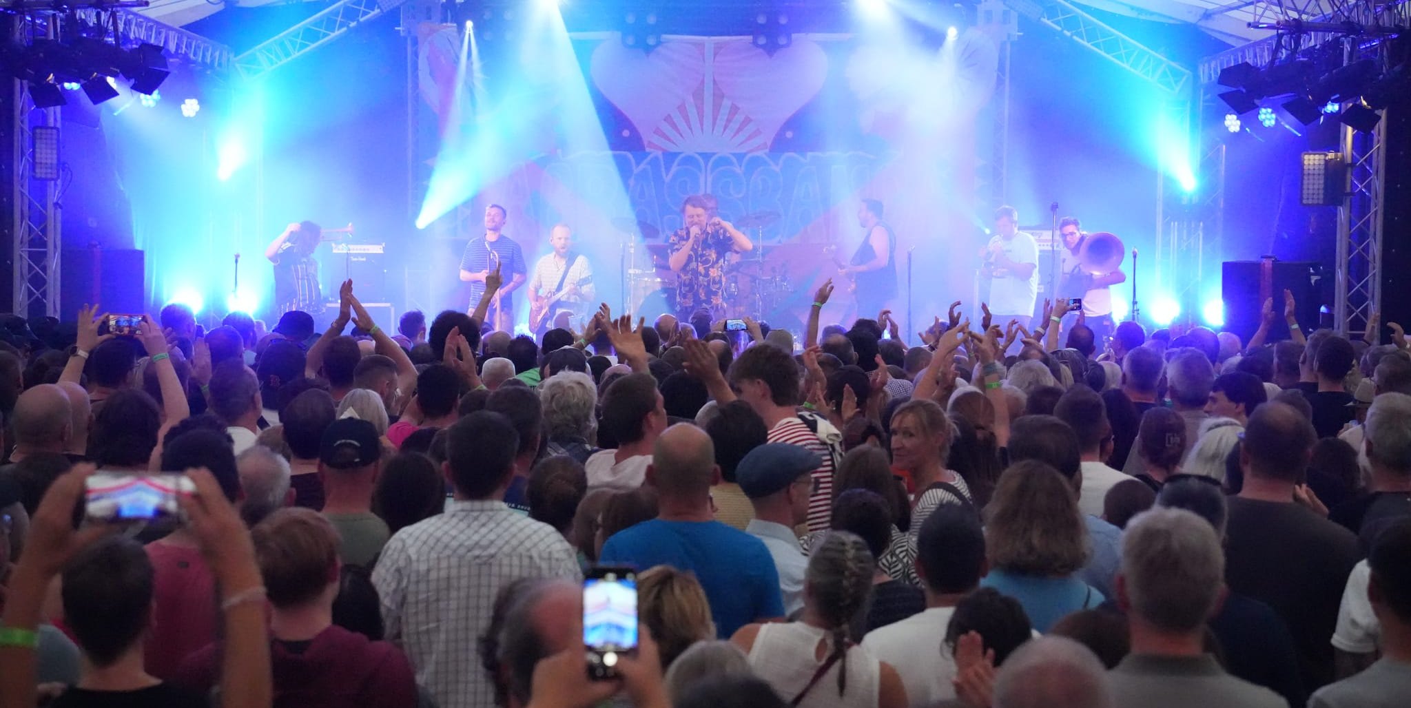 LaBrassBanda im Festzelt: Vollgas zum  Auftakt des Festwochenendes in Maichingen.