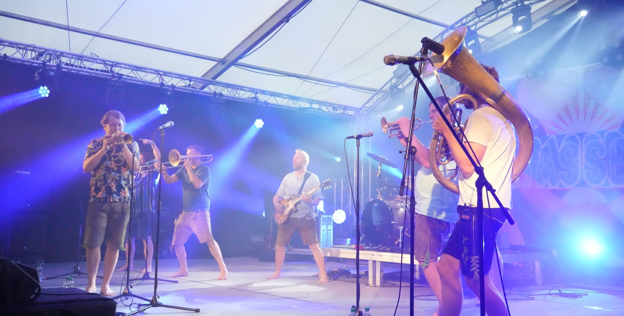 LaBrassBanda im Festzelt: Vollgas zum  Auftakt des Festwochenendes in Maichingen.