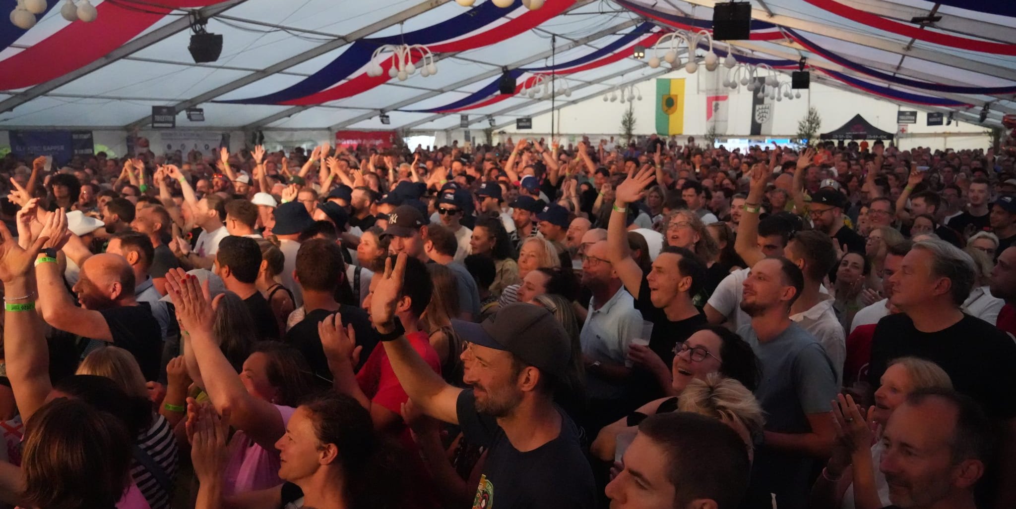 LaBrassBanda im Festzelt: Vollgas zum  Auftakt des Festwochenendes in Maichingen.