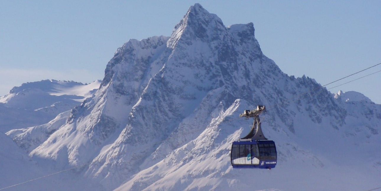 Die Vallugagondel, eines der Markenzeichen von St. Anton am Arlberg, auf ihrem Weg zur Bergstation.Bilder: TVB ST. Anton am Arlberg